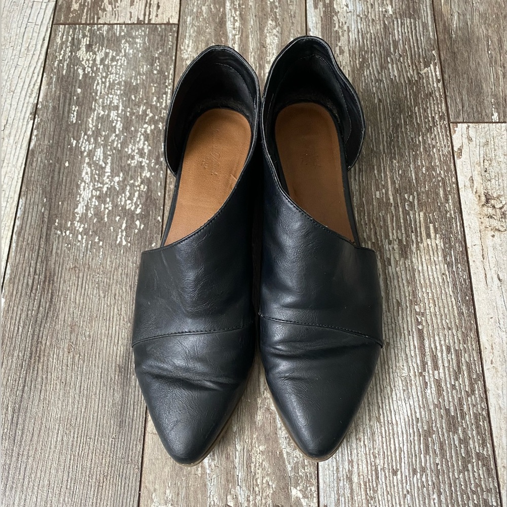 VEGAN Black Leather-Like Classic Flat with a Twist